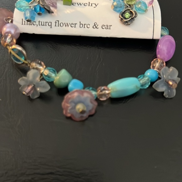 Matching stretch bracelet and earrings - Picture 3 of 3